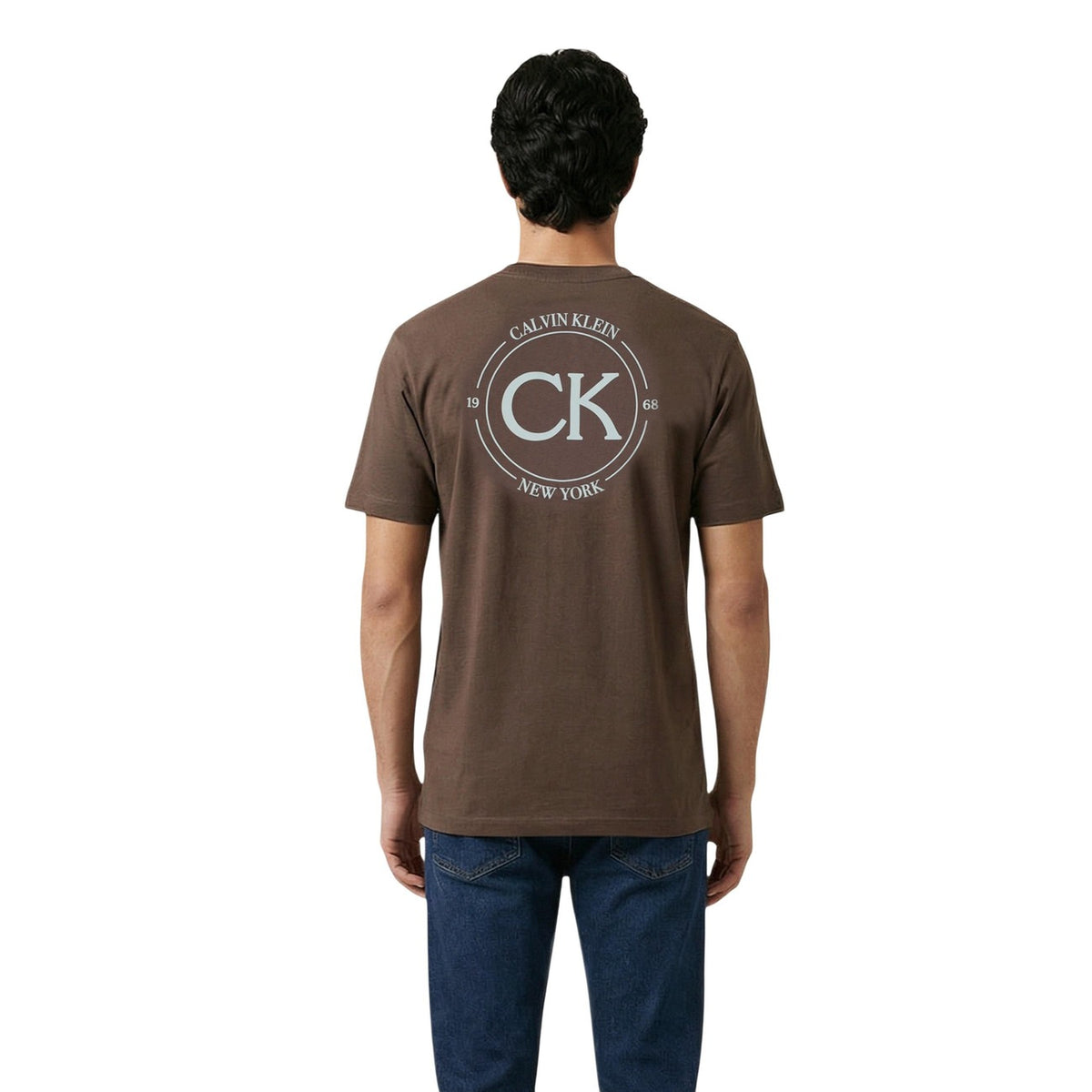 T-shirt CK Jeans LV04RE825G; 100% cotone, logo CK ricamato, regular fit. Girocollo, cuciture rinforzate, massima traspirabilità. Stile casual-luxury essenziale. Colore marrone vista posteriore