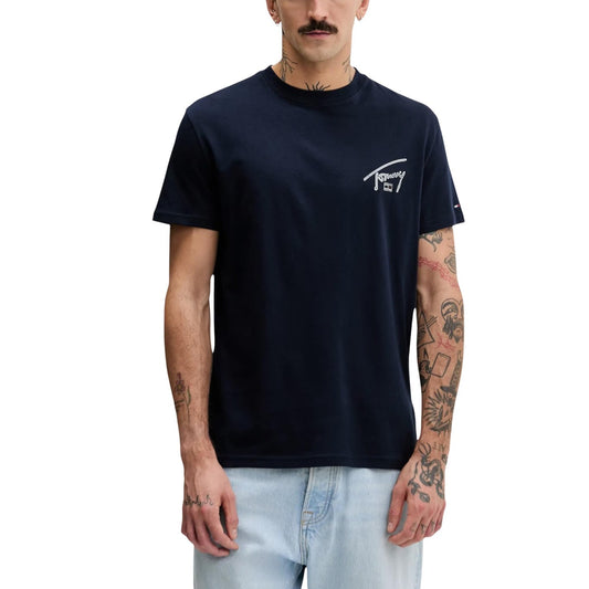 T-shirt Tommy Jeans Graffiti; 100% Cotone. Logo firma oversize sul retro, branding sul petto, vestibilità regular. T-shirt uomo fresca e traspirante dal design urban-art. Colore blu scuro vista Frontale