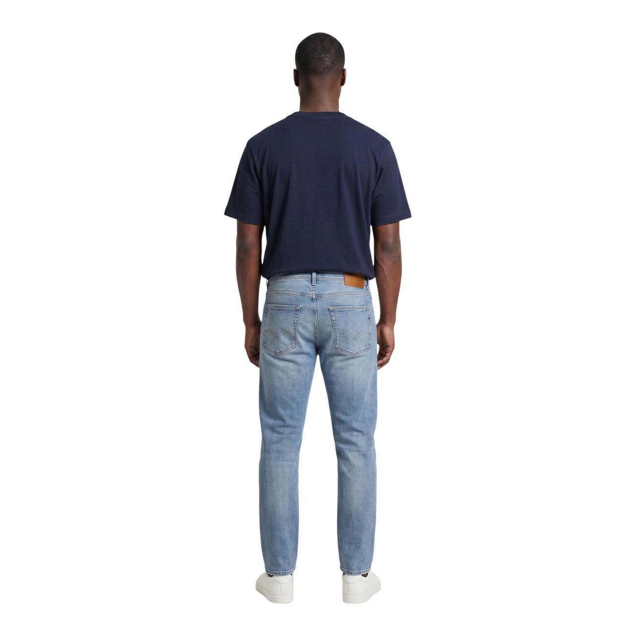 T-shirt Blu navy Calvin Klein; Logo Goffrato in rilievo. 100% Jersey di Cotone. Vestibilità regolare, girocollo a costine, morbidezza premium. Stile minimalista e ricercato. Vista posteriore