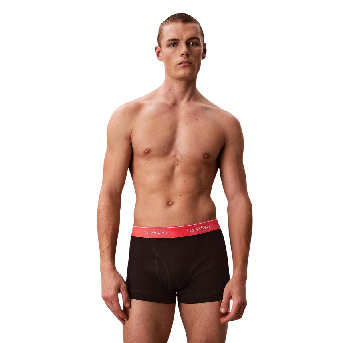 Pack 3 Boxer Trunk CK; Nero. 100% Cotone premium, fascia elastica logata rosso rosa, supporto ottimale. Design corto, traspirante e resistente. Un classico indispensabile per ogni stagione.