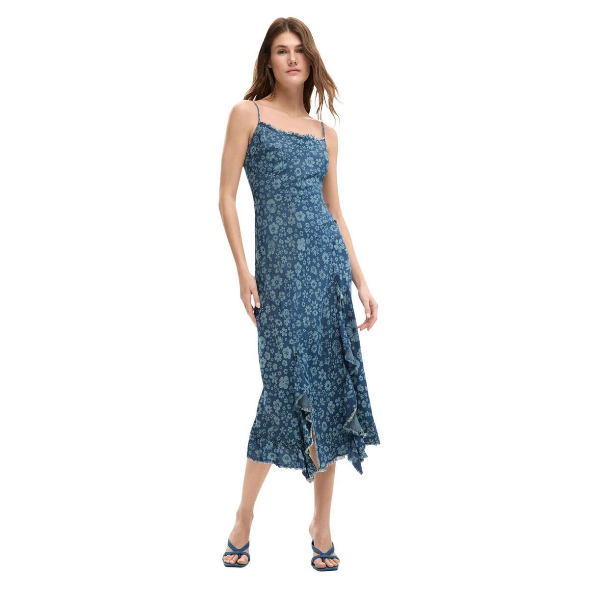 Abito lungo in denim con spalline e scollo asimmetrico, realizzato in tessuto fluido con stampa floreale e volant sul fondo. Realizzato con materiali sostenibili vista frontale indossato da modella figura intera
