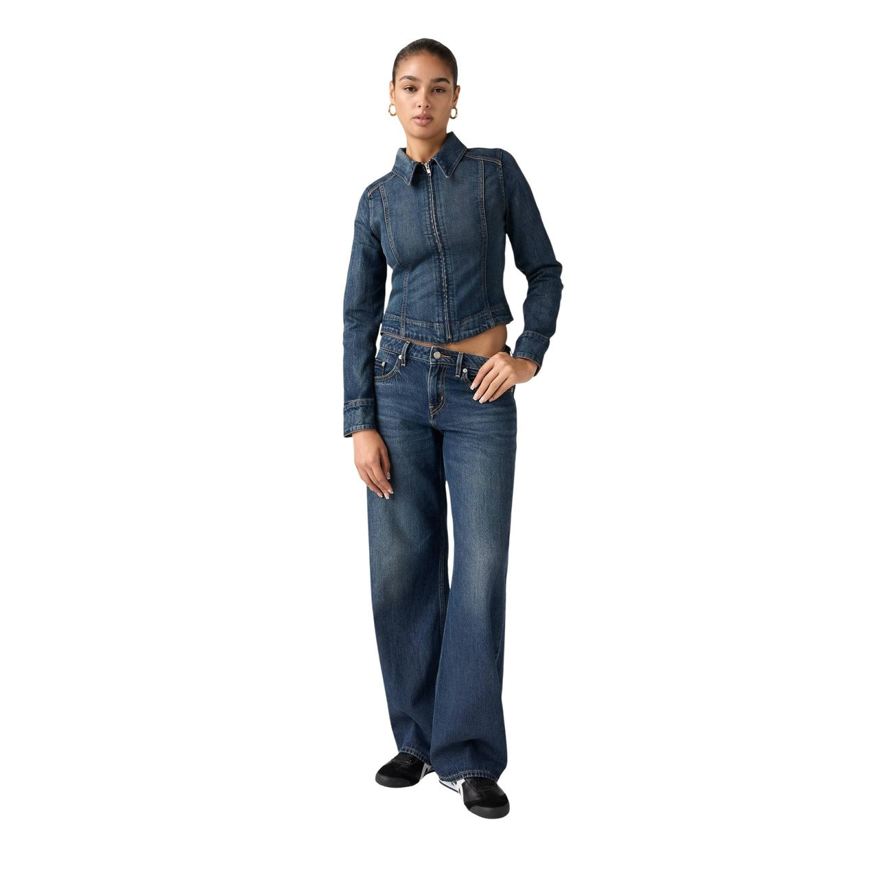 Levi's® Low Loose Boss Business; jeans 100% cotone, vita bassa, tasca sulla gamba e chiusura zip. Stile utility-urban d'ispirazione vintage. Vista frontale figura intera