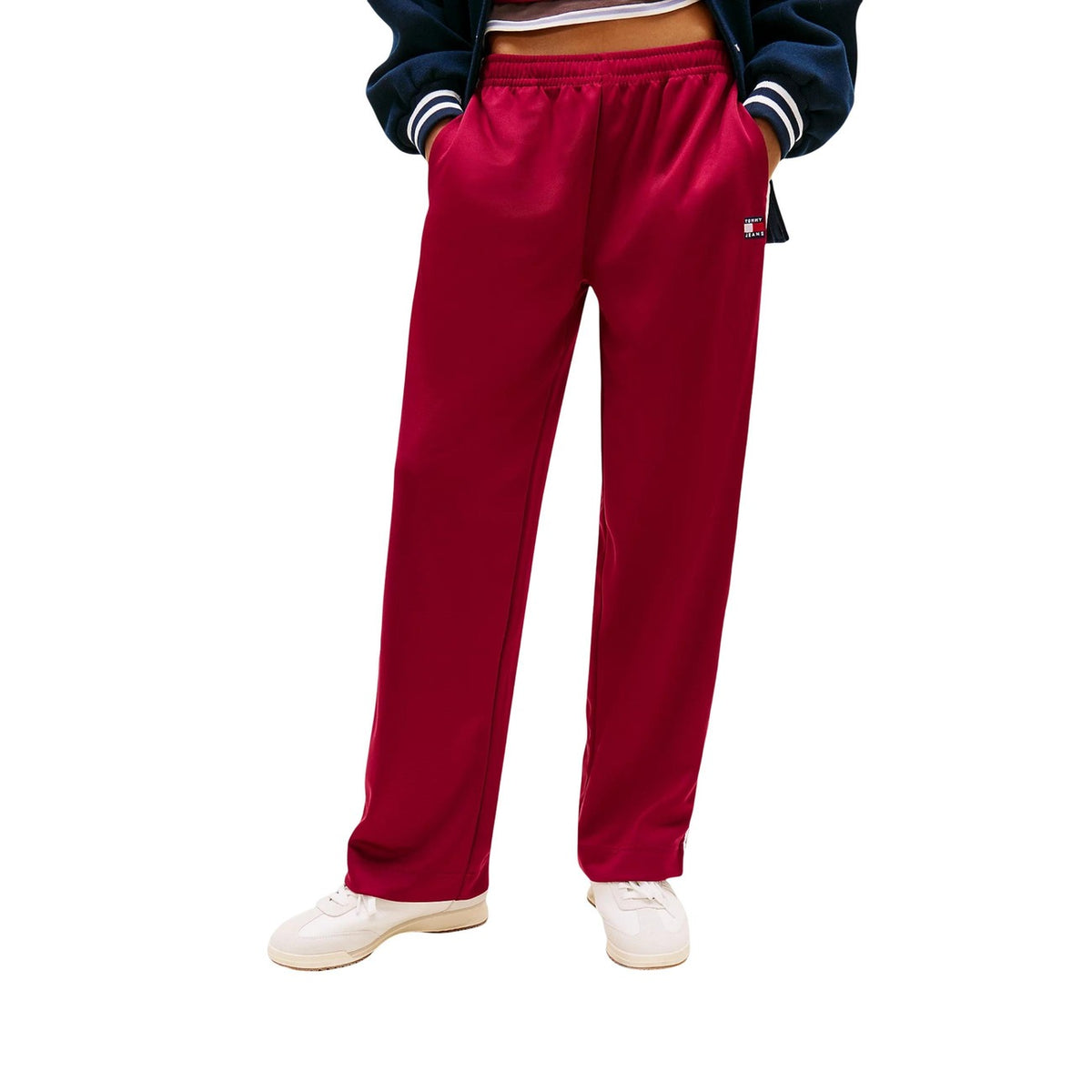 Pantaloni Tommy Hilfiger Jeans DW0DW22633; 89% Poliestere Riciclato. Gamba ampia, vita elastica, logo TH. Pantaloni donna athleisure, flessibili e traspiranti Colore bordeaux rosso. Vista frontale