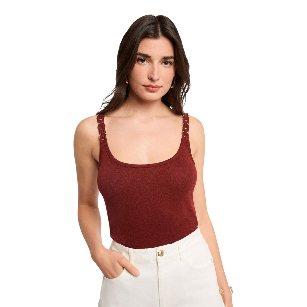 Top Morgan De Toi Didona; 78% viscosa, 16% poliestere, 6% fibre sintetiche. Spalline intrecciate, scollo rotondo, tessuto fluido. Canotta elegante, fresca e versatile. Colore marrone
