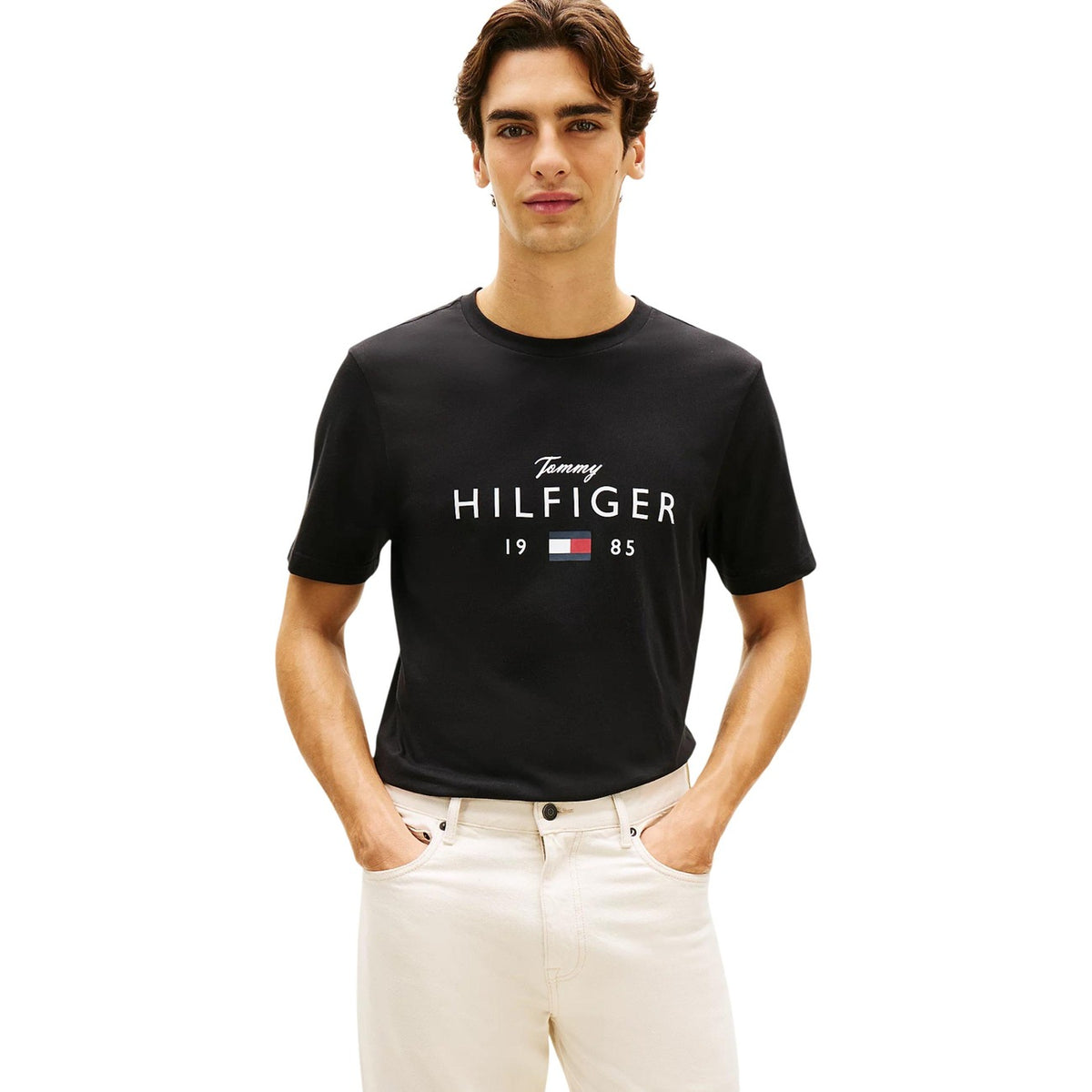 T-shirt Tommy Hilfiger Nera; 100% Cotone. Maxi logo frontale con Flag, maniche corte, vestibilità regular. Girocollo a costine, tessuto morbido e resistente, stile casual iconico. Vista frontale
