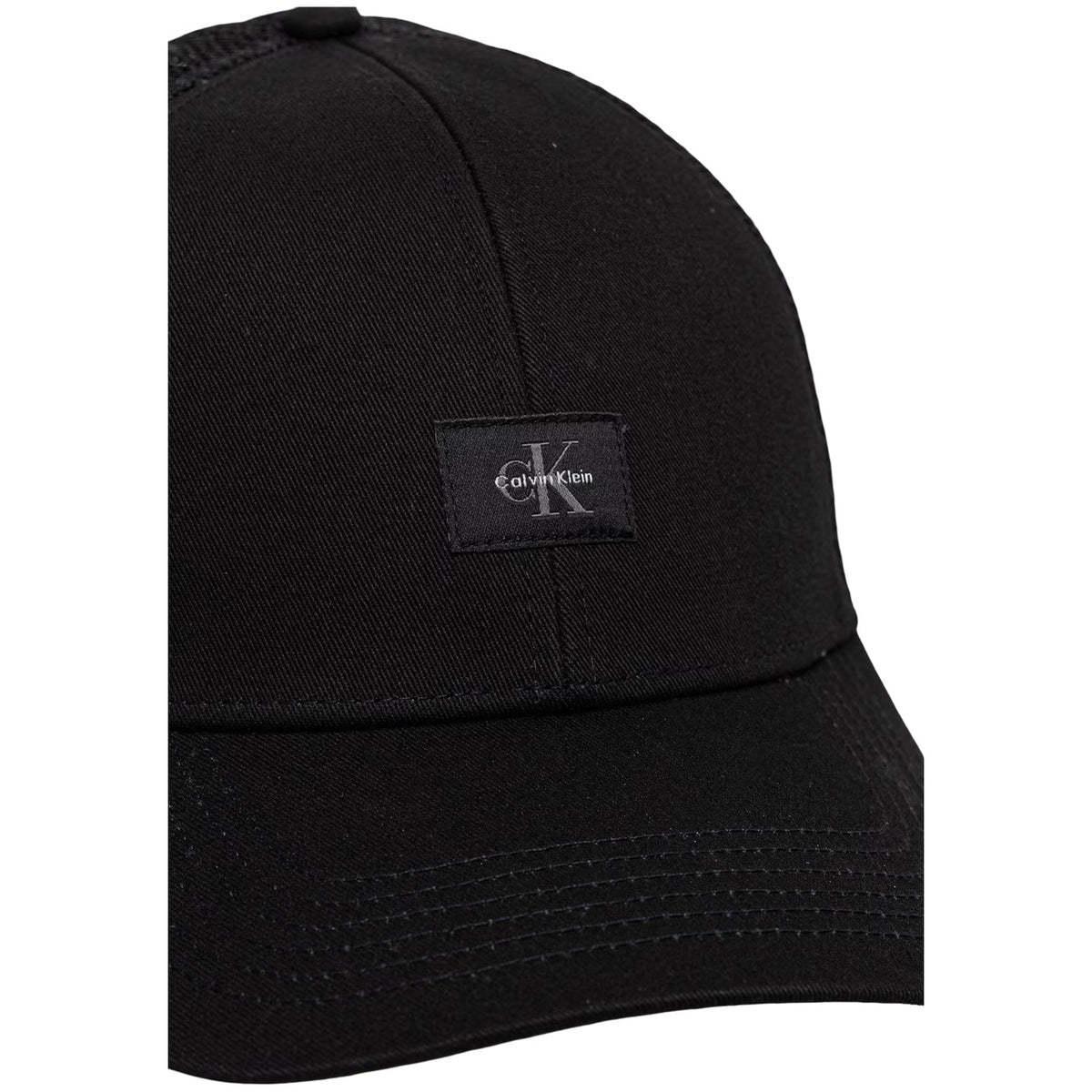 Cappello Trucker Calvin Klein; Nero. Frontale 100% cotone con patch logo, retro in rete, chiusura regolabile con fibbia in metallo. Lo stile minimalista e sportivo per i tuoi look quotidiani. Vista logo