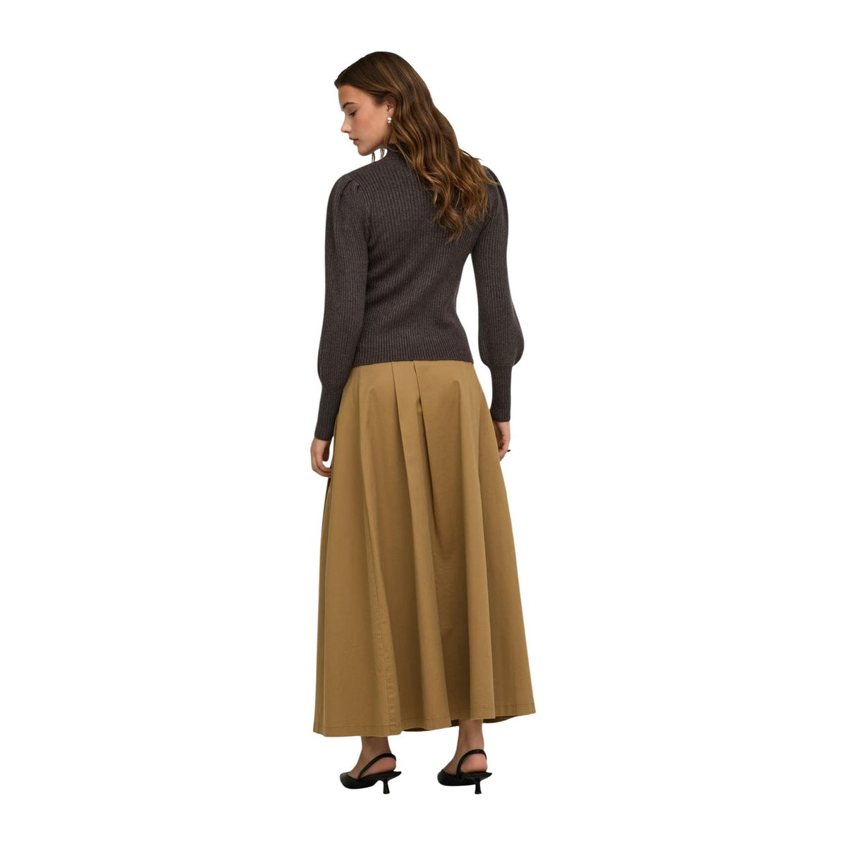 Maglione collo alto donna Only ONLKATIA LIFE marrone 15232494. Pullover invernale lavorato a costine con maniche a sbuffo, collo alto avvolgente e vestibilità sagomata.