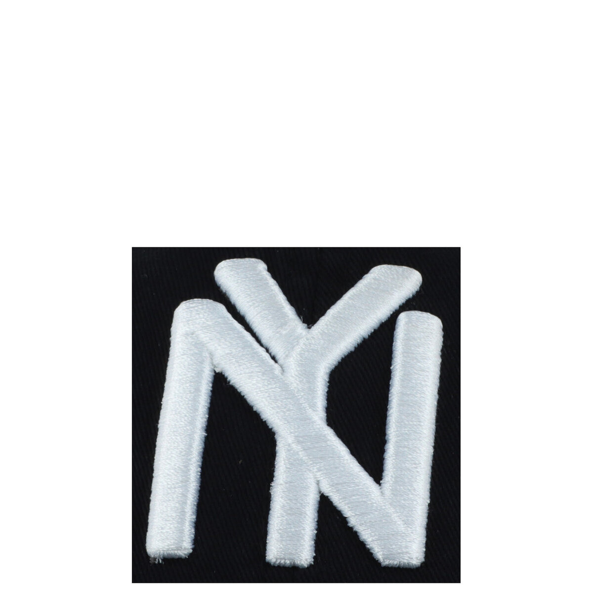 Cappellino New York Black Yankees American Needle; 100% cotone, colore nero, design vintage. Accessorio iconico per uomo. Dettaglio logo
