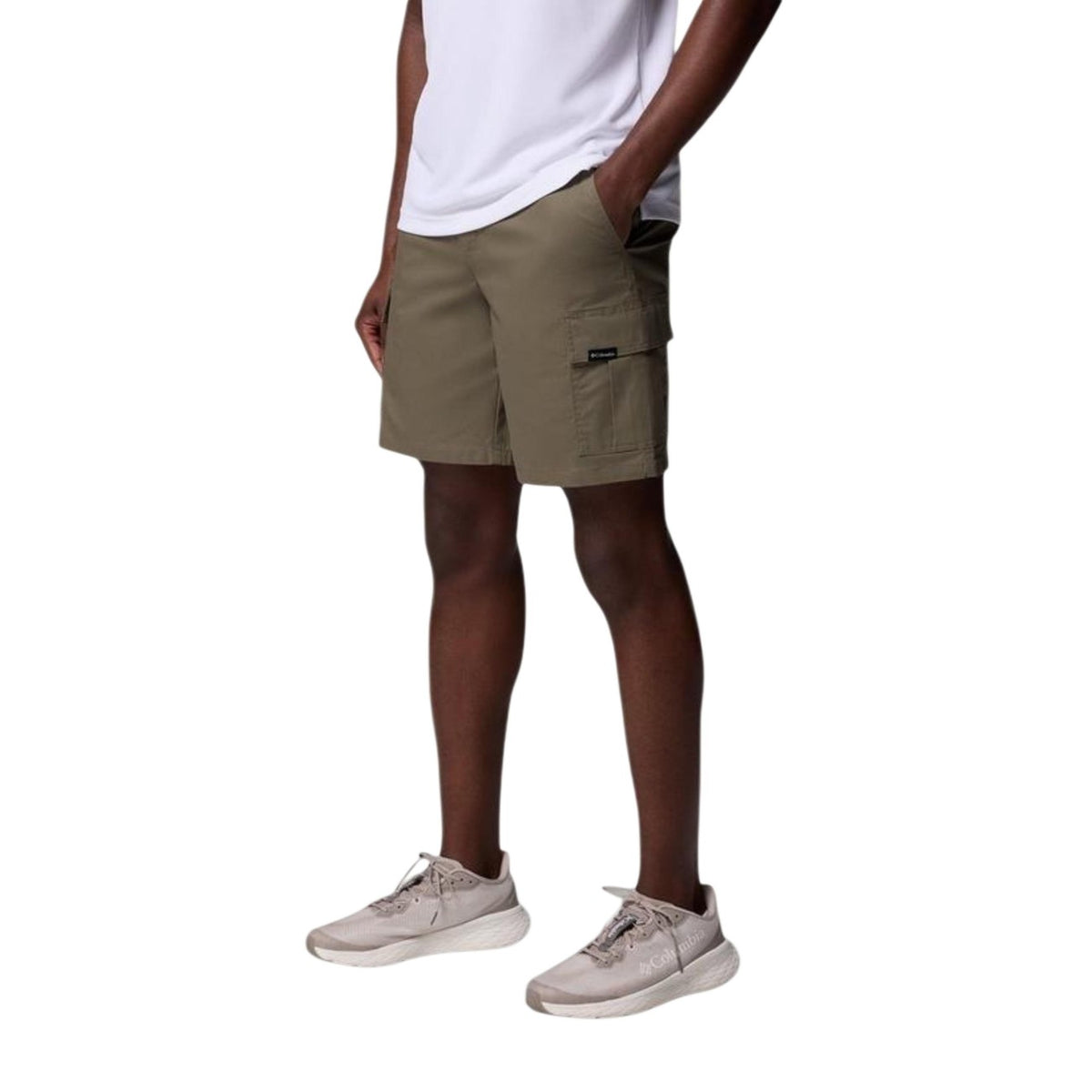 Pantaloncini verdi cargo uomo in cotone stretch; vestibilità flessibile, numerose tasche funzionali e stile urban outdoor, perfetti per un uso quotidiano dinamico. Vista frontale laterale