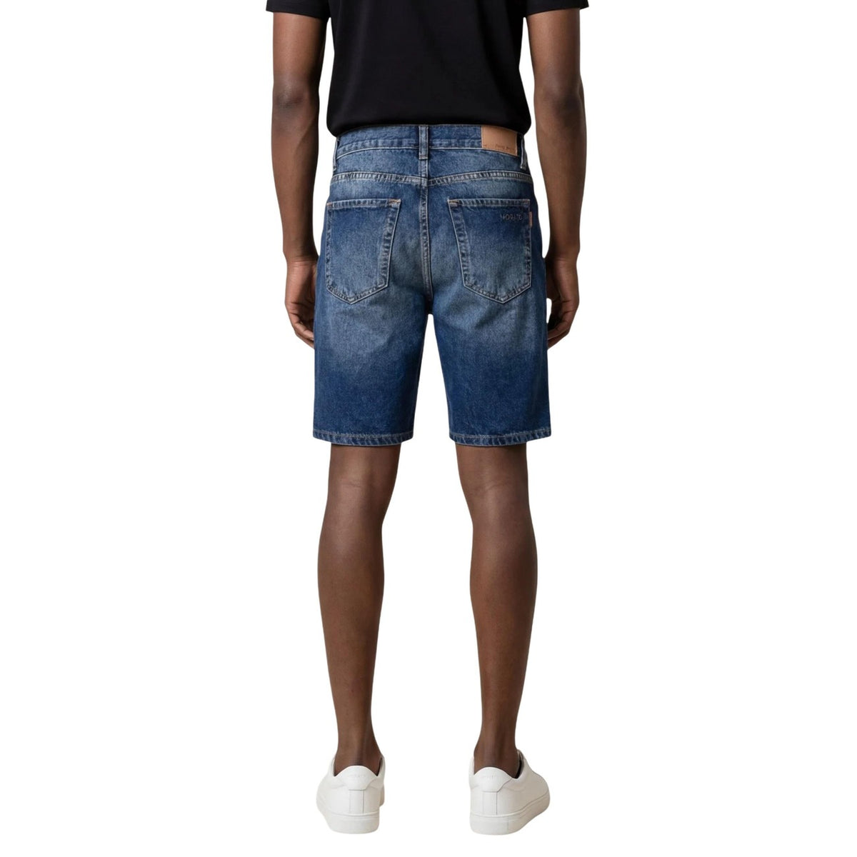 Antony Morato Denim Bermuda; 100% cotone, colore blu, chiusura con zip. Il bermuda di jeans versatile e confortevole per la stagione Primavera/Estate. Vista posteriore