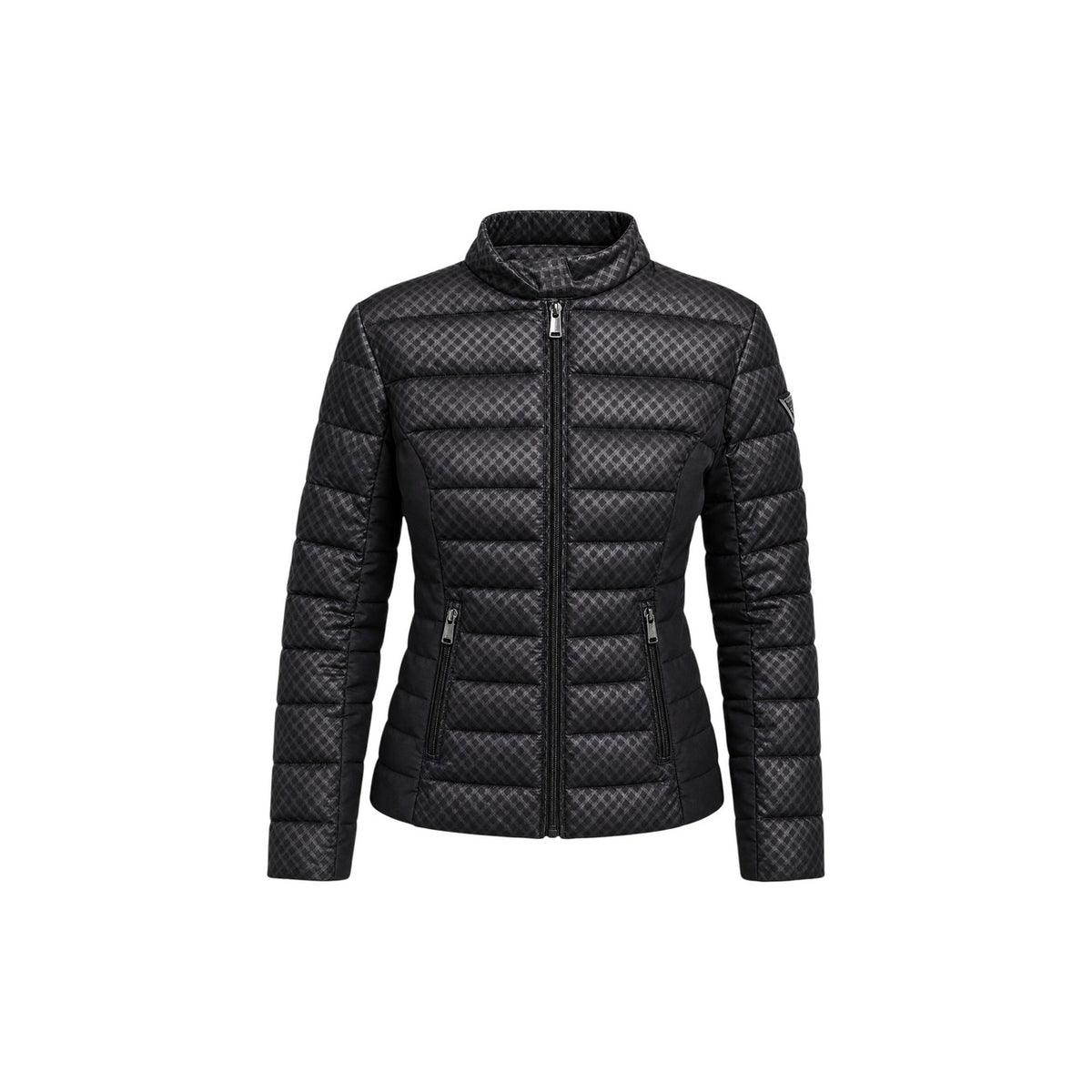 Piumino Pesante Nero Donna Guess New Vona; Tessuto 100% poliestere trapuntato con motivo geometrico embossato. Chiusura con zip, tasche laterali e logo sulla manica, stile casual invernale. Frontale stesa