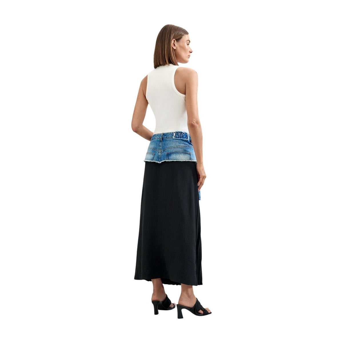 Gonna lunga Desigual donna jeans e plissettata FAL_COLLEGE. Gonna ibrida bimateriale con punto vita in denim BCI blu, cintura abbinata e parte inferiore nera pieghettata, collezione autunno inverno.