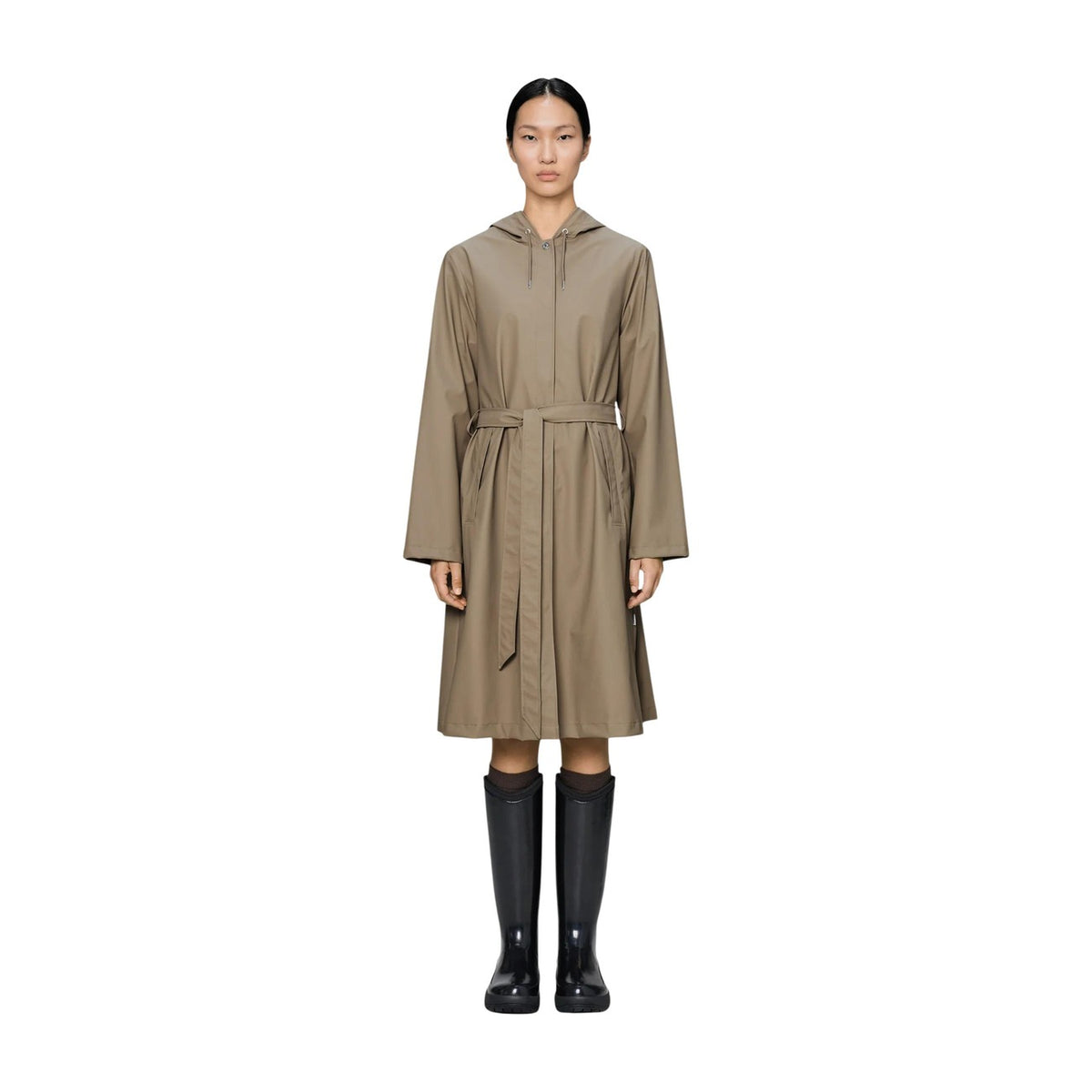 Impermeabile beige lungo donna Rains A-line Longer 12040-133-XS. Cappotto antipioggia e antivento in poliestere spalmato PU con cintura in vita, cappuccio con visiera e cuciture saldate.