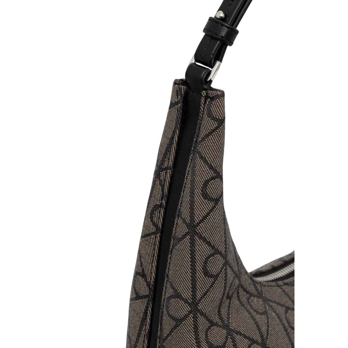 Borsa a Spalla Donna Calvin Klein Jacquard; Nero. 100% Poliestere riciclato ecosostenibile, trama logata all-over intrecciata, chiusura zippata e tracolla regolabile. Misure ampie e capienti (37x20 cm), stile contemporaneo 4 stagioni.