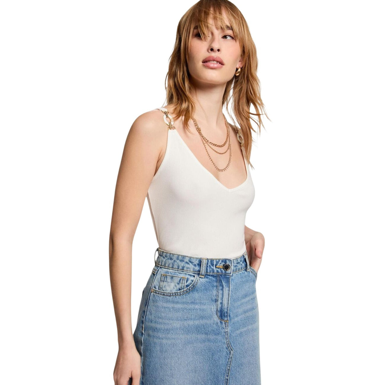 Canotta Morgan De Toi Daniela; cotone biologico elasticizzato, scollo a V profondo. Spalline con anelli metallici, taglio aderente e confortevole. Colore solido, stile contemporaneo e sostenibile. Colore bianco vista frontale