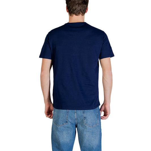 T-shirt CK Jeans SS Badge; 100% Cotone. Regular fit, patch logo sul petto, maniche corte. Comfort superiore e stile minimalista per il tempo libero. Colore blu navy. Vista posteriore