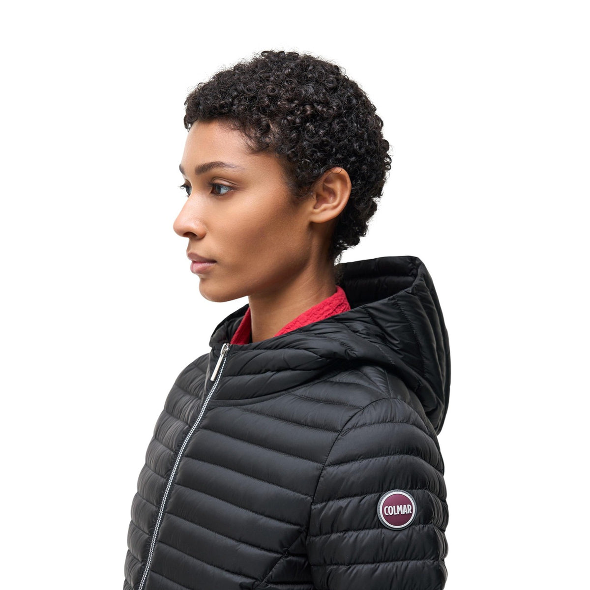 Cappa piumino donna Colmar Originals 100 grammi 2172 9VX. Giacca leggera da donna a trapezio con maniche a 3/4, cappuccio fisso, zip doppio cursore e tessuto riciclato idrorepellente, capospalla primavera estate casual e raffinato.