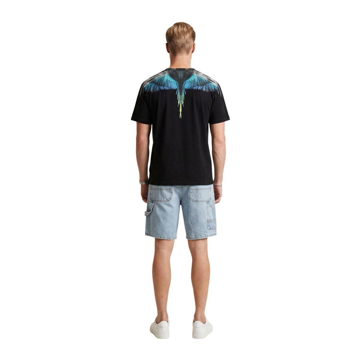 T-shirt County Of Milan; Nero. 100% Cotone premium. Iconica stampa ali su spalle e petto, vestibilità regular, girocollo. Stile urban-chic iconico, stagione 2026. Figura intera