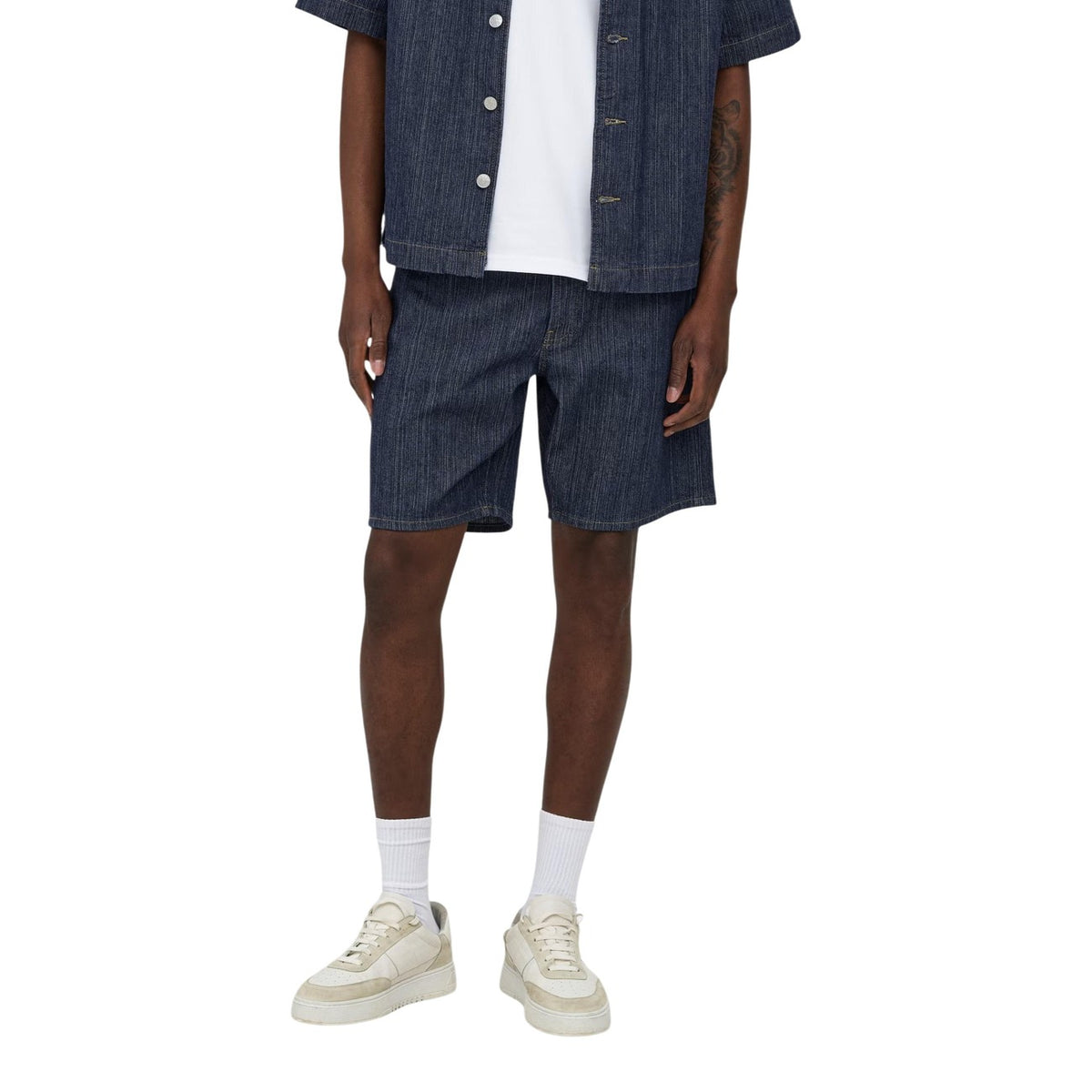 Bermuda Denim Only & Sons; 100% Cotone. Taglio Loose Fit ampio, 5 tasche, vita regolare. Denim resistente e traspirante, stile casual contemporaneo. Vista frontale