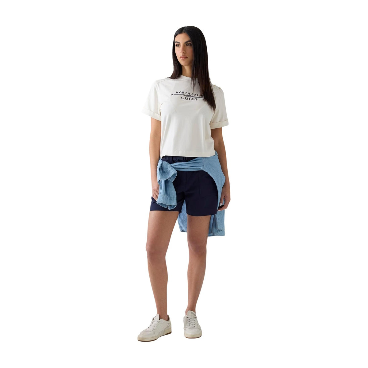 -shirt Guess donna bianca modello W6GI03 K2657. Maglietta a maniche corte girocollo in cotone stretch bianco con logo Guess ricamato sul petto e bottoni metallici stile marinaro sulla spalla, t-shirt estiva casual chic.