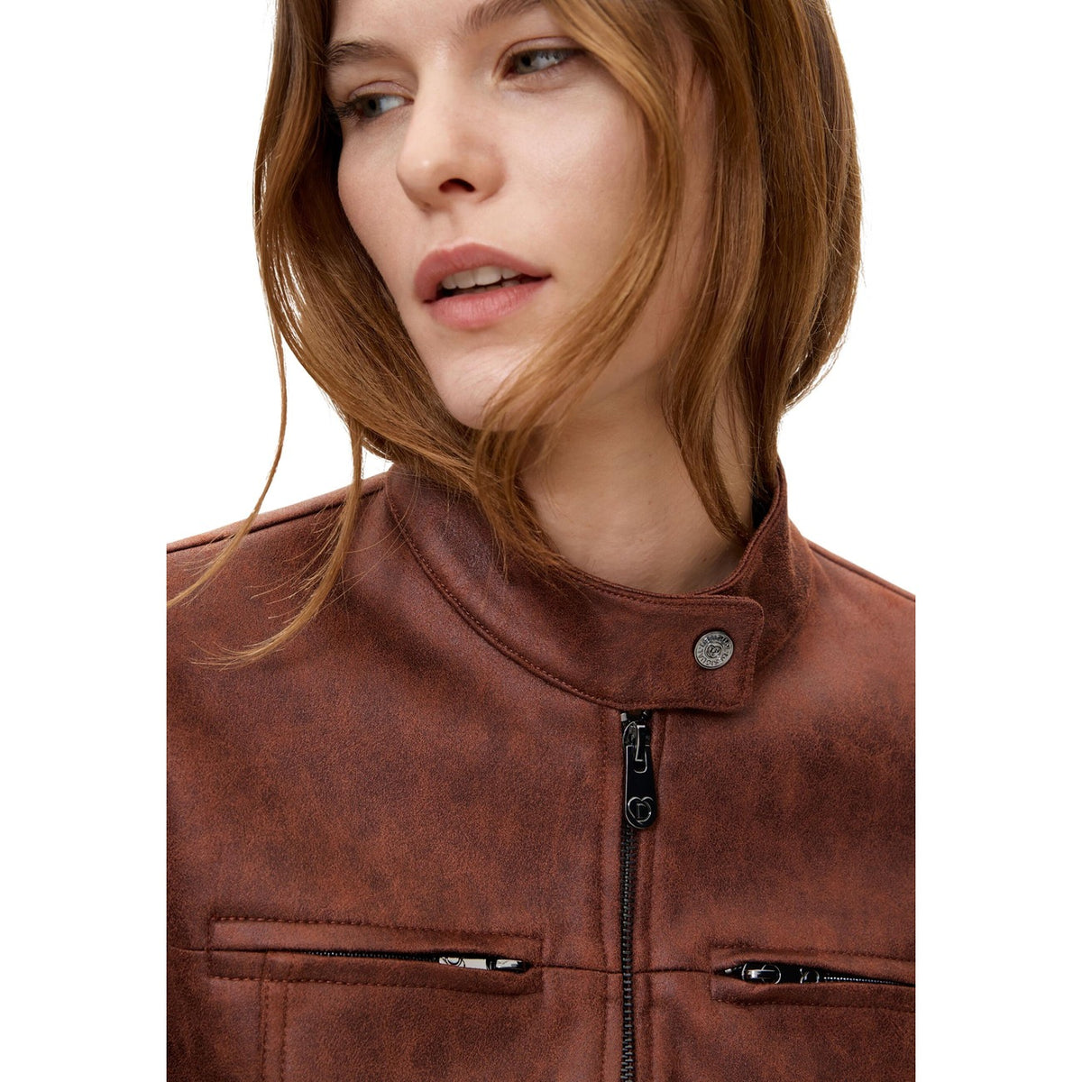 Giacca biker Desigual donna marrone modello CHAQ_BIKERCY. Giubbotto effetto pelle da donna con collo alla coreana, zip e tasche anteriori stile urban rock contemporaneo.