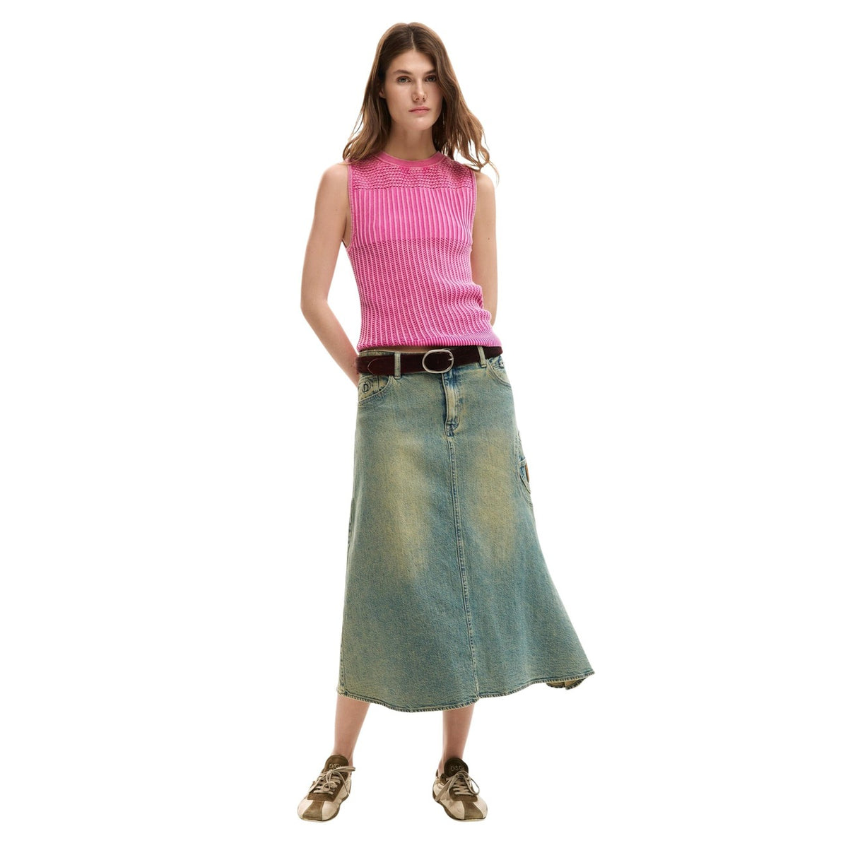 canotta rosa fucsia da donna Desigual TS_ROMA. Realizzata con una composizione di 81% cotone e 19% poliammide. senza maniche e lavorazione a maglia con motivi a coste e dettagli traforati Vista frontale indossata da modella