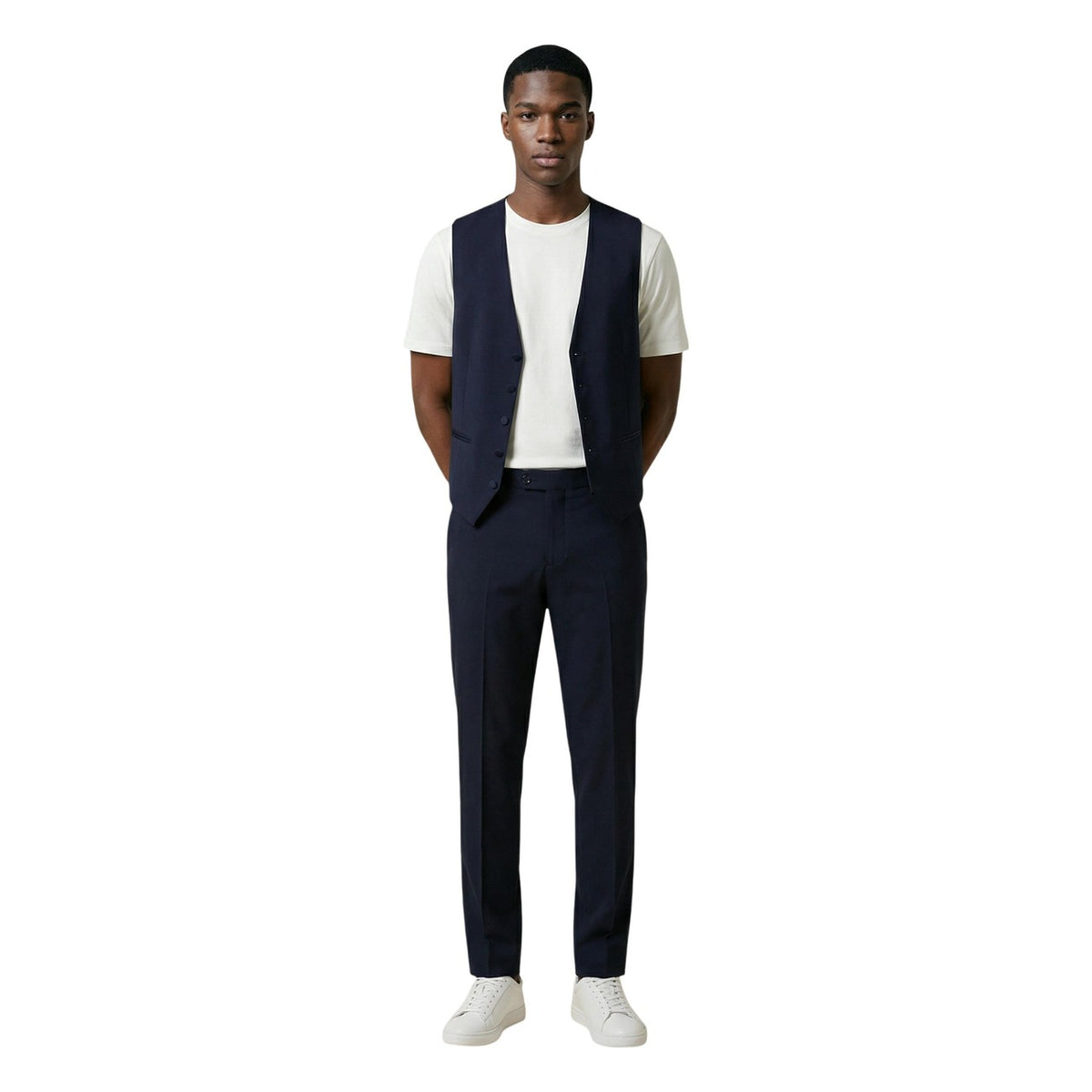 Mulish AB-213 3P MONETRASO; abito 3 pezzi (giacca, gilet, pantalone), tessuto stretch antipiega, vestibilità dinamica. L'eleganza sartoriale per l'uomo moderno. Vista frontale colore blu scuro