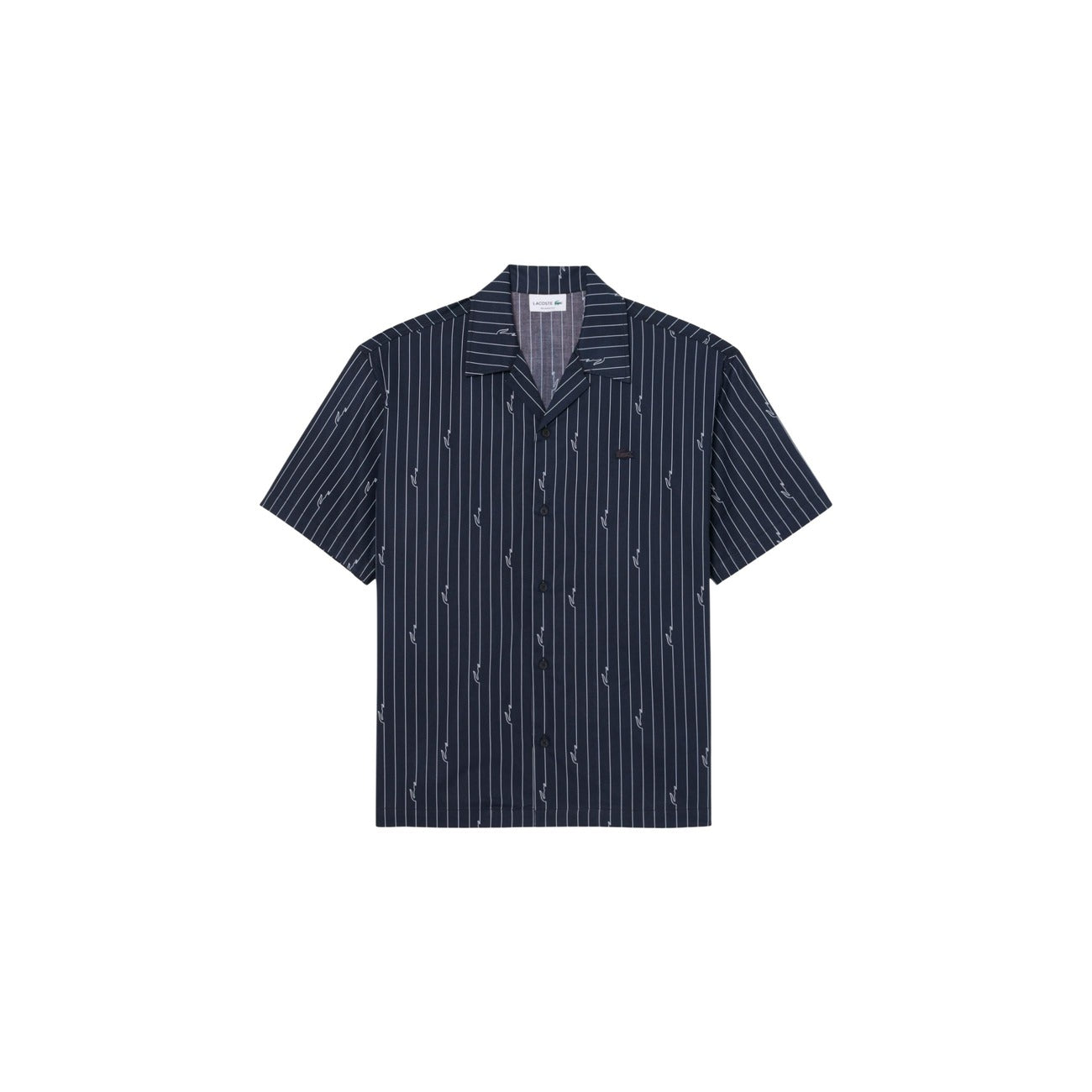 Camicia Lacoste Relaxed Fit; 100% Cotone Organico. Stampa righe e coccodrilli all-over, collo aperto, taglio boxy. Dettagli pregiati con bottoni incisi e logo ricamato. Vista stesa