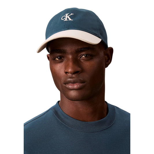 Cappello Calvin Klein uomo atlantic deep - vista frontale indossato da modello