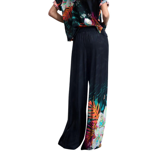 Pantaloni palazzo Desigual DAIKIRI; 100% viscosa. Vita elastica, stampa floreale fondo gamba, vestibilità ampia. Pantaloni estivi donna ultra-leggeri, freschi e traspiranti. Vista posteriore