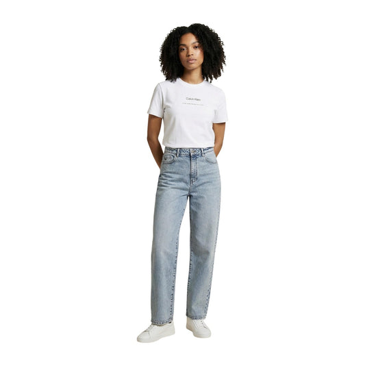 Calvin Klein Jeans Logo Tee; 100% cotone, scollo a giro, logo frontale. Il capo essenziale e intramontabile per un guardaroba versatile e moderno. Colore bianco. Vista frontale Figura intera