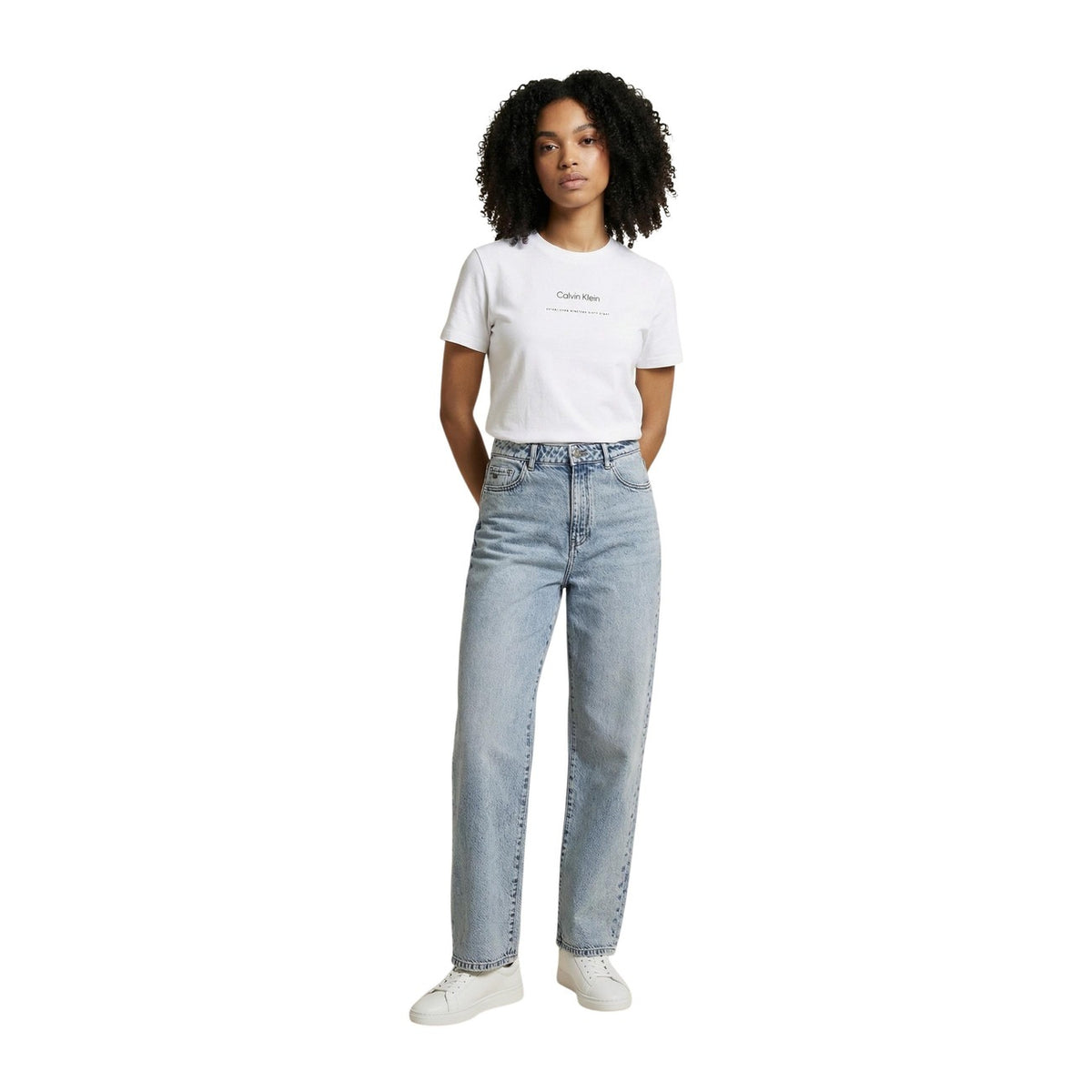 Calvin Klein Jeans Logo Tee; 100% cotone, scollo a giro, logo frontale. Il capo essenziale e intramontabile per un guardaroba versatile e moderno. Colore bianco. Vista frontale Figura intera