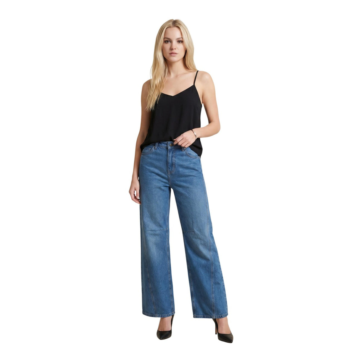 Canotta Only Nova Life; Nero. 86% Viscosa, 14% Poliestere. Scollo a V, spalline sottili, tessuto leggero e morbido. Vestibilità fluida, stile casual-raffinato. Figura intera