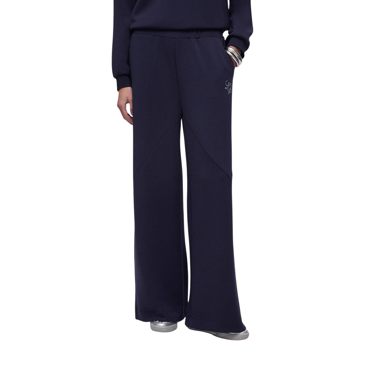 Liu Jo Scuba Flare Pants; tessuto neoprene leggero, vestibilità ampia, logo ricamato. Il pantalone sportivo elegante della linea eco-friendly Better. Colore blu scuro. Vista frontale