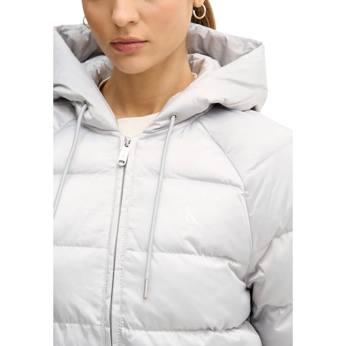 Calvin Klein Jeans Giubbotto invernale grigio chiaro con cappuccio LIGHTWEIGHT LOGO Donna Vista frontale dettaglio cerniera