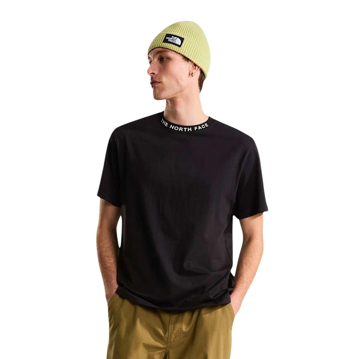 T-shirt nera The North Face Zumu Relaxed Fit in 100% cotone con logo stampato sul colletto, design essenziale per il tempo libero e l'outdoor. Vista frontale
