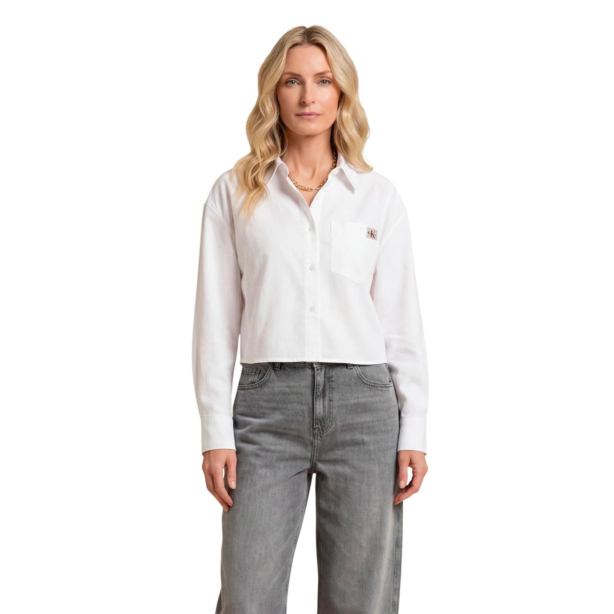 Camicia donna regular, in popeline di puro cotone bianco, con chiusura con bottoni e patch logo Calvin Klein Jeans sul fronte. Vista frontale