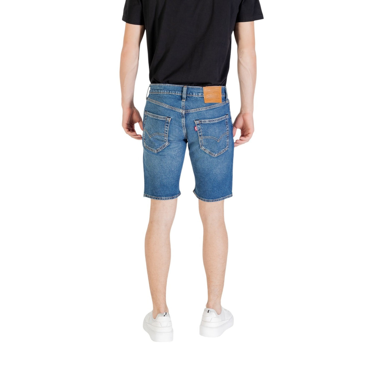 Pantaloncini Levi's 405 Standard Shorts, colore blu denim medio, orlo sfrangiato e vestibilità regular; composizione 99% cotone e 1% elastane con chiusura a bottone e zip. Vista posteriore