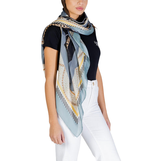 Foulard Liu Jo 120x120; Poliestere Riciclato. Stampa nastri e catene, leggero e versatile. Accessorio donna ecosostenibile ed elegante, perfetto per molteplici styling. Indossato da modella vista frontale