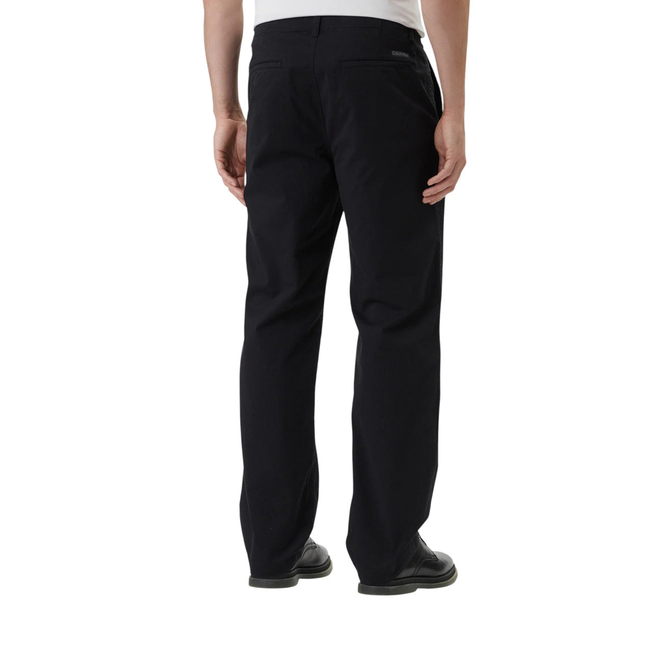 Pantaloni Regular Neri Uomo Calvin Klein Jeans; Tessuto 97% cotone e 3% elastam-lycra. Taglio dritto confortevole con vita regolare, chiusura con zip e bottone. Tasche laterali discrete e stile casual-business continuativo. Vista posteriore