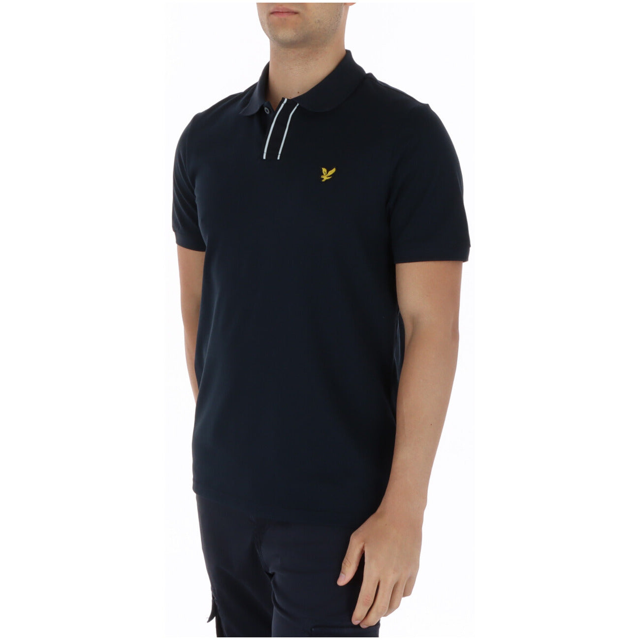 Polo Lyle & Scott SP2409V; 97% Cotone, 3% Elastan. Colore blu, abbottonatura a contrasto, fit regolare. Maglia uomo elastica e traspirante con logo ricamato per la PE26.