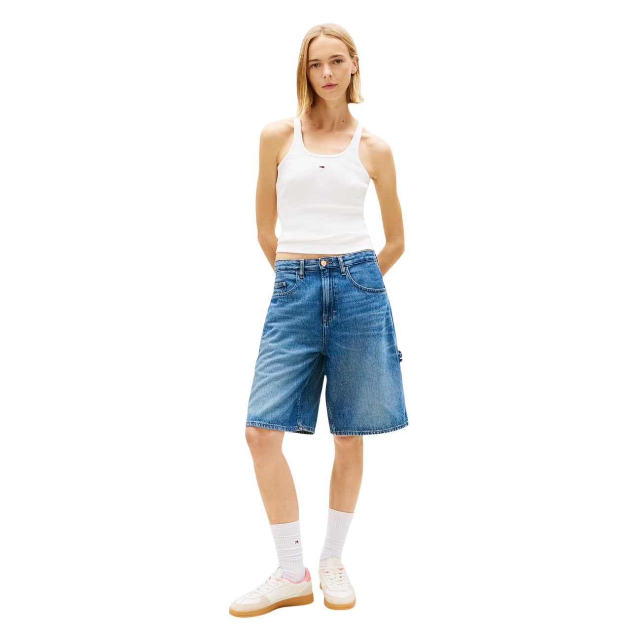 Canotta Tommy Hilfiger Jeans; Bianco, 96% Cotone Rigenerato. Tessuto a coste stretch, vestibilità aderente, logo ricamato. Capo leggero, sostenibile e traspirante. Stile Primavera/Estate. Figura intera vista frontale