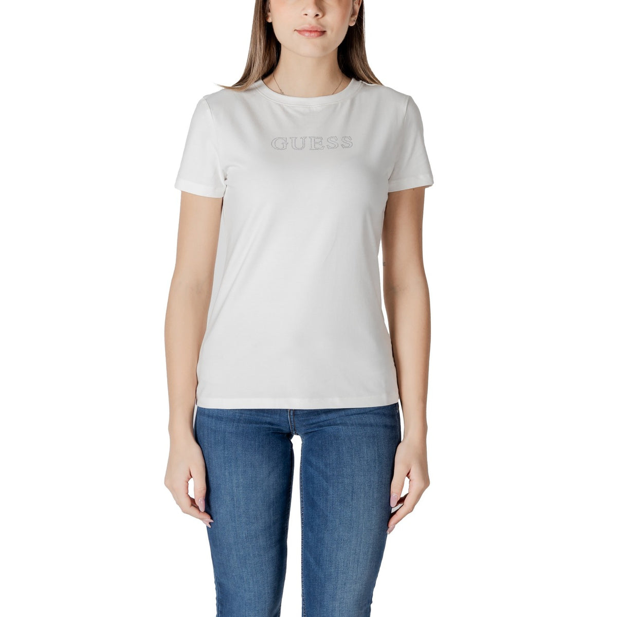 T-shirt Guess Active BRIANA SS donna bianca con stampa maniche corte scollo tondo - vista frontale indossata da modello