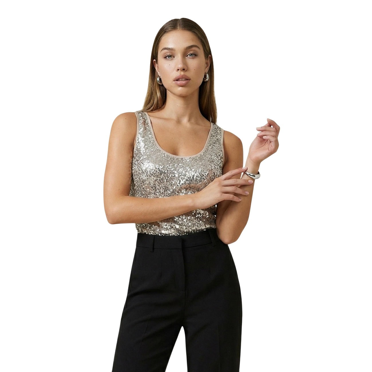 Canotta Artigli ACCN005082; Paillettes all-over. Vestibilità slim, girocollo ampio, poliestere premium. Top donna elegante, luminoso e rifinito per party ed eventi. Colore beige chiaro. Vista frontale