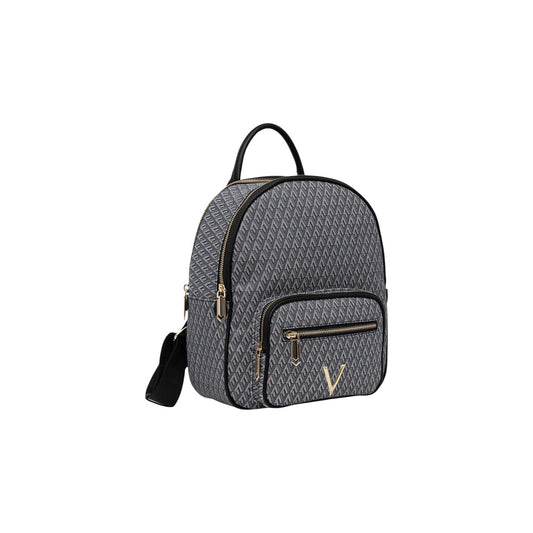Zaino Valentino Bags Queen RE, motivo a "V" monogram, tasca frontale esterna e dettagli dorati; scomparto principale spazioso con chiusura a zip e manico superiore. Vista frontale laterale