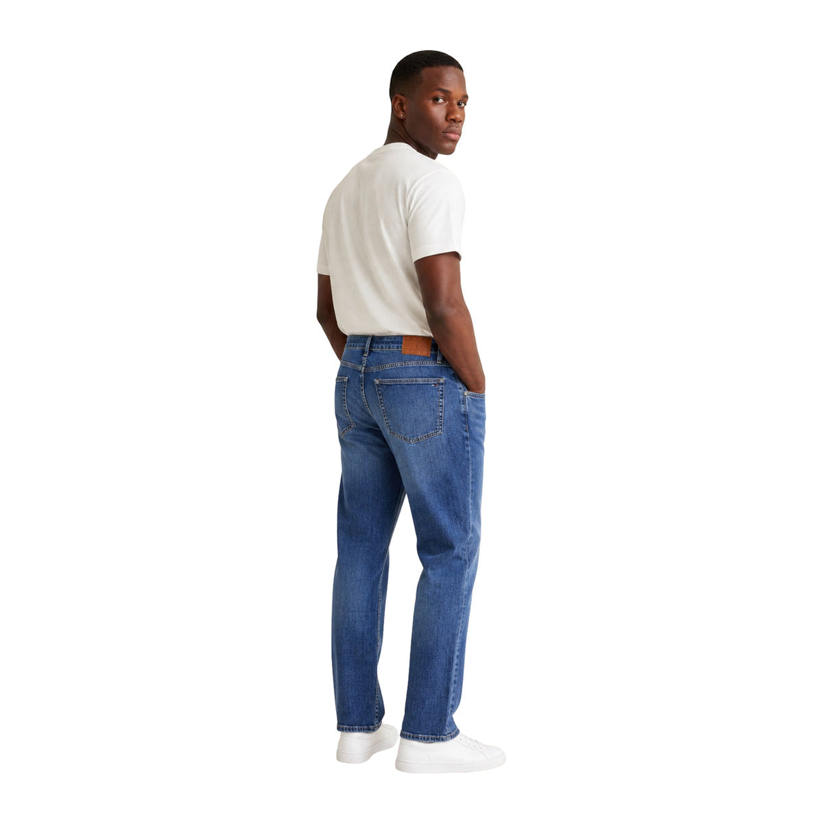 Jeans Uomo Blu Tommy Hilfiger Jeans; Modello Ryan Slim. 99% cotone e 1% elastam, vita media e chiusura con zip. Design 5 tasche con effetto vissuto e cuciture a contrasto, stile casual 4 stagioni. Vista posteriore intera