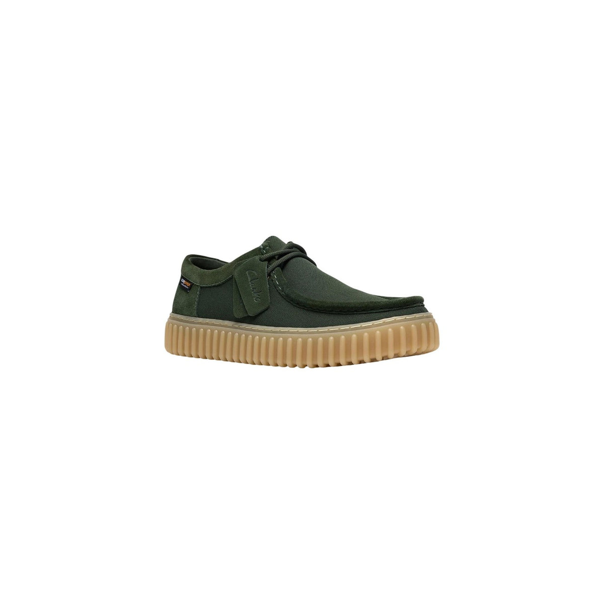 Scarpe verdi Clarks Torhill Lo, tomaia 100% tessuto con suola spessa scanalata in gomma e lacci; calzata confortevole e design robusto ispirato agli archivi Clarks. Vista frontale