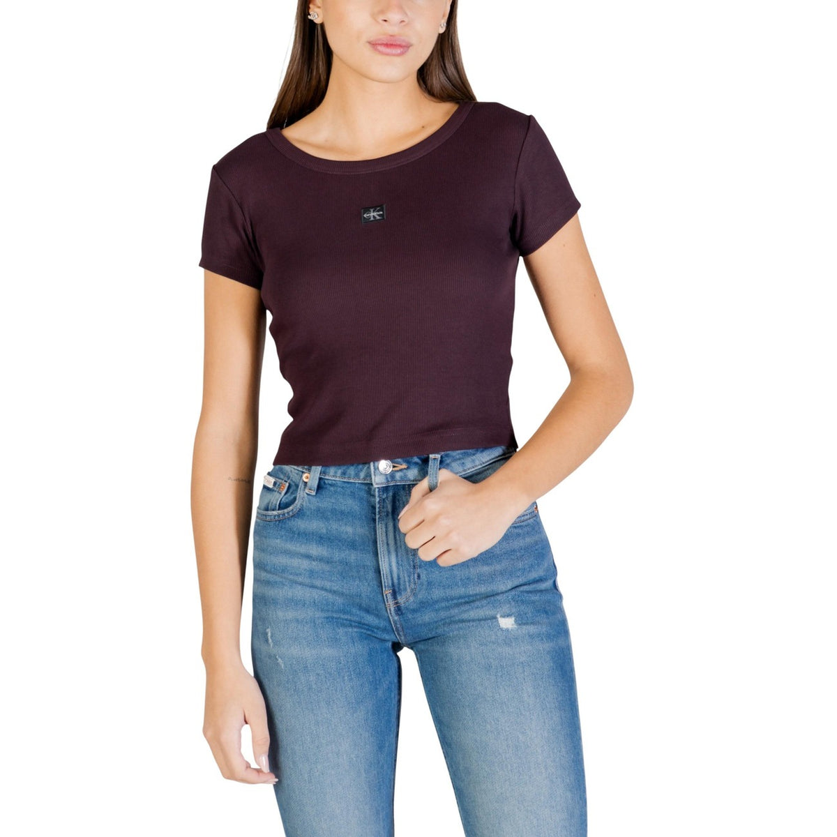 T-shirt Calvin Klein Jeans LABEL BABY TEE donna marrone maniche corte scollo tondo 95% cotone 5% elastan - vista frontale indossata da modello