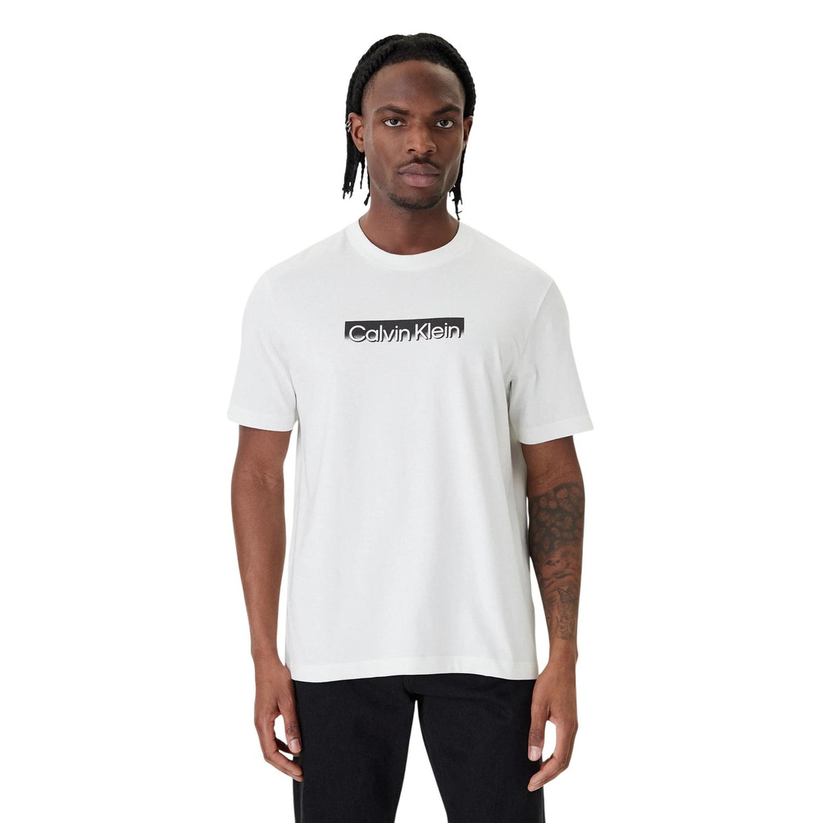 T-shirt bianca Calvin Klein LV04LF812G, 100% cotone, vestibilità regular; maglia a maniche corte con logo centrale stampato, stile contemporaneo e versatile. Vista frontale