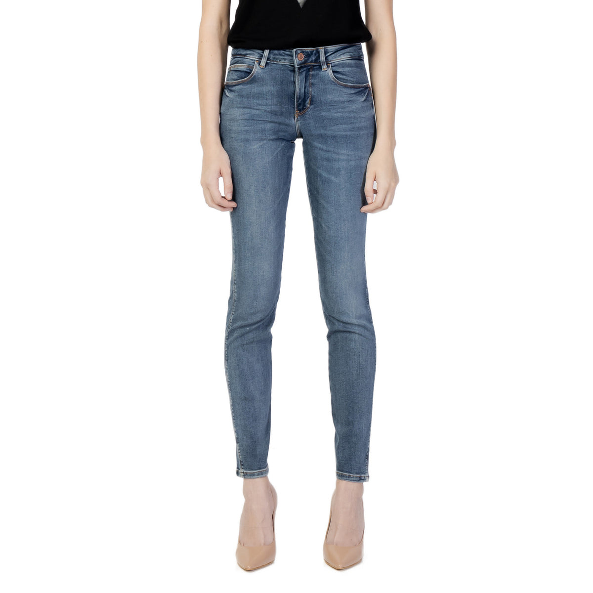 jeans skinny e super-skinny donna Guess CURVE X W2YAJ2D4Q02. Realizzati con una composizione di 92% cotone, 2% elastam/lycra e 6% elastene. Vista frontale indossati da modella